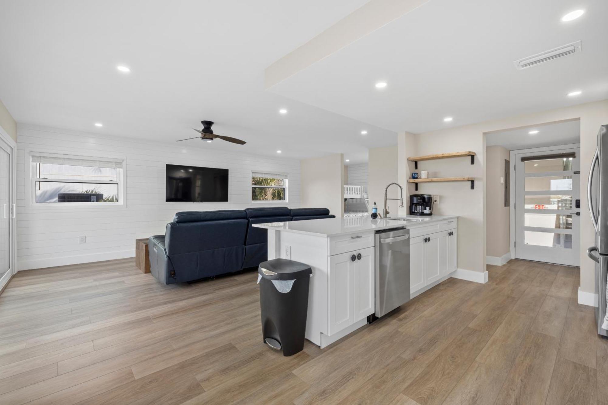 Chadwick Cove Marina Aparthotel Englewood Bagian luar foto